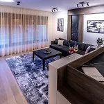 Prestige Luxury Suite - Prime Central Location - Private Garage Parking