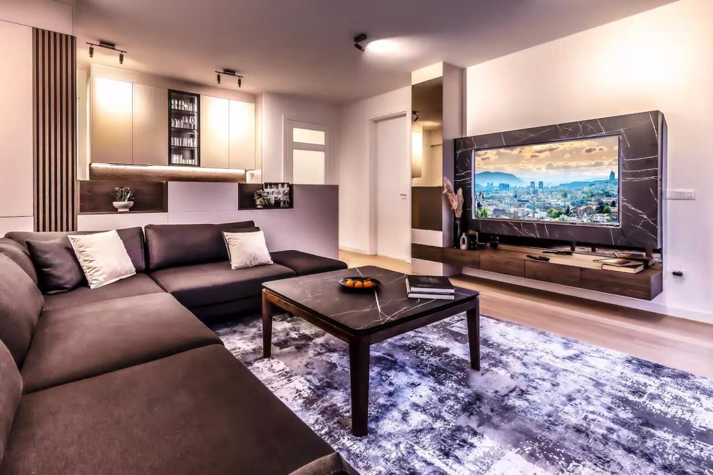 Prestige Luxury - Prime Location - Private Garage Parking *