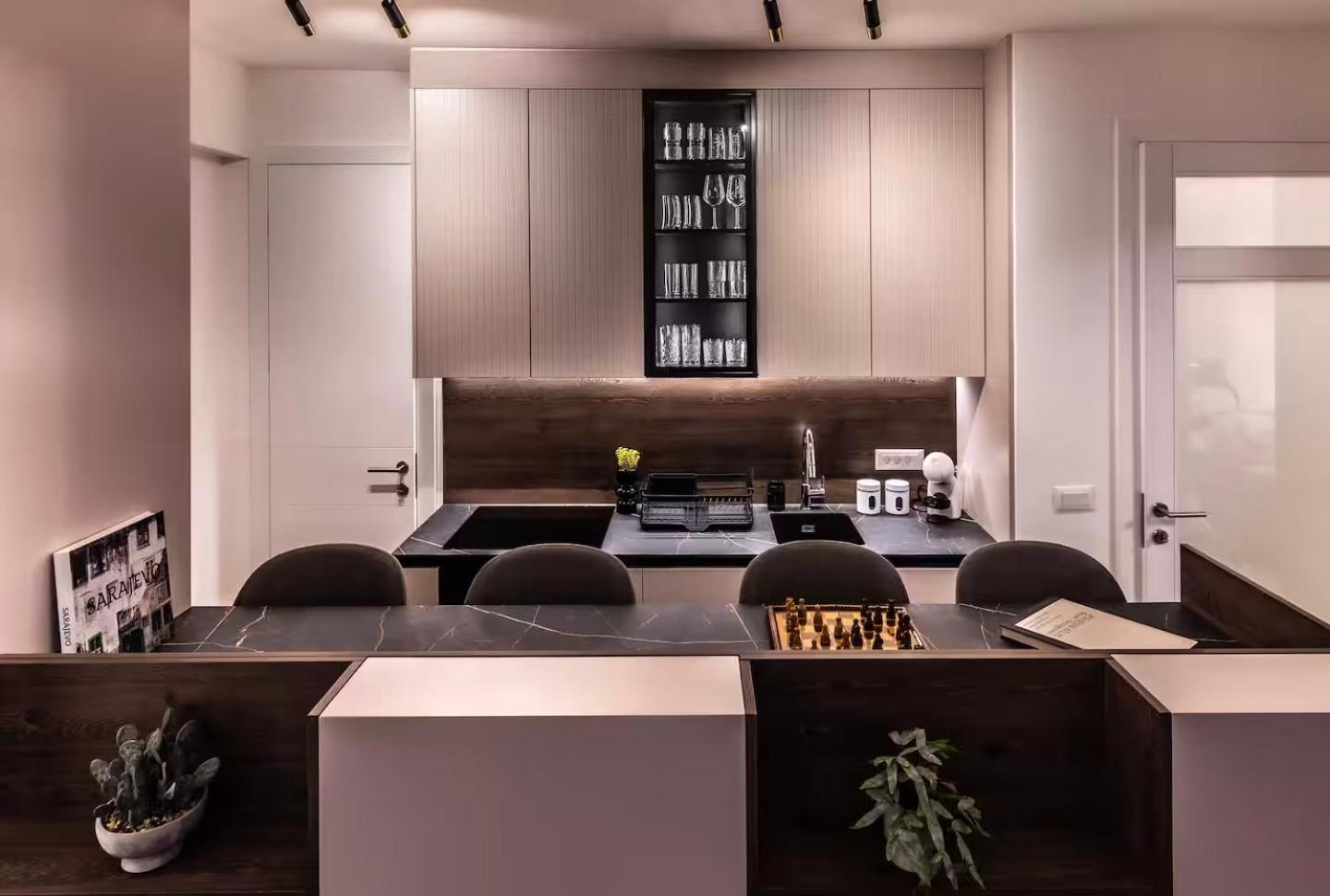 Prestige Luxury - Prime Location - Private Garage Parking Sarajevo